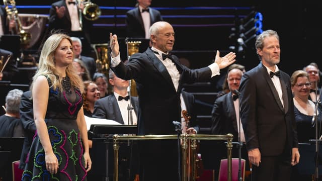 Dorottya Láng, Iván Fischer och Krisztián Cser framför Budapests festivalorkester i Royal Albert Hall.