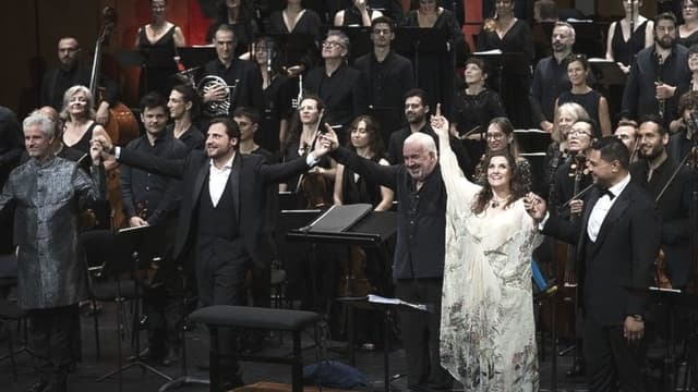 Edwin Crossley-Mercer, Florian Sempey, Marc Minkowski, Elsa Benoi och Pene Pati, framför Les Musiciens du Louvre efter Pärlfiskarna i Aix-en-Provence juli 2025.