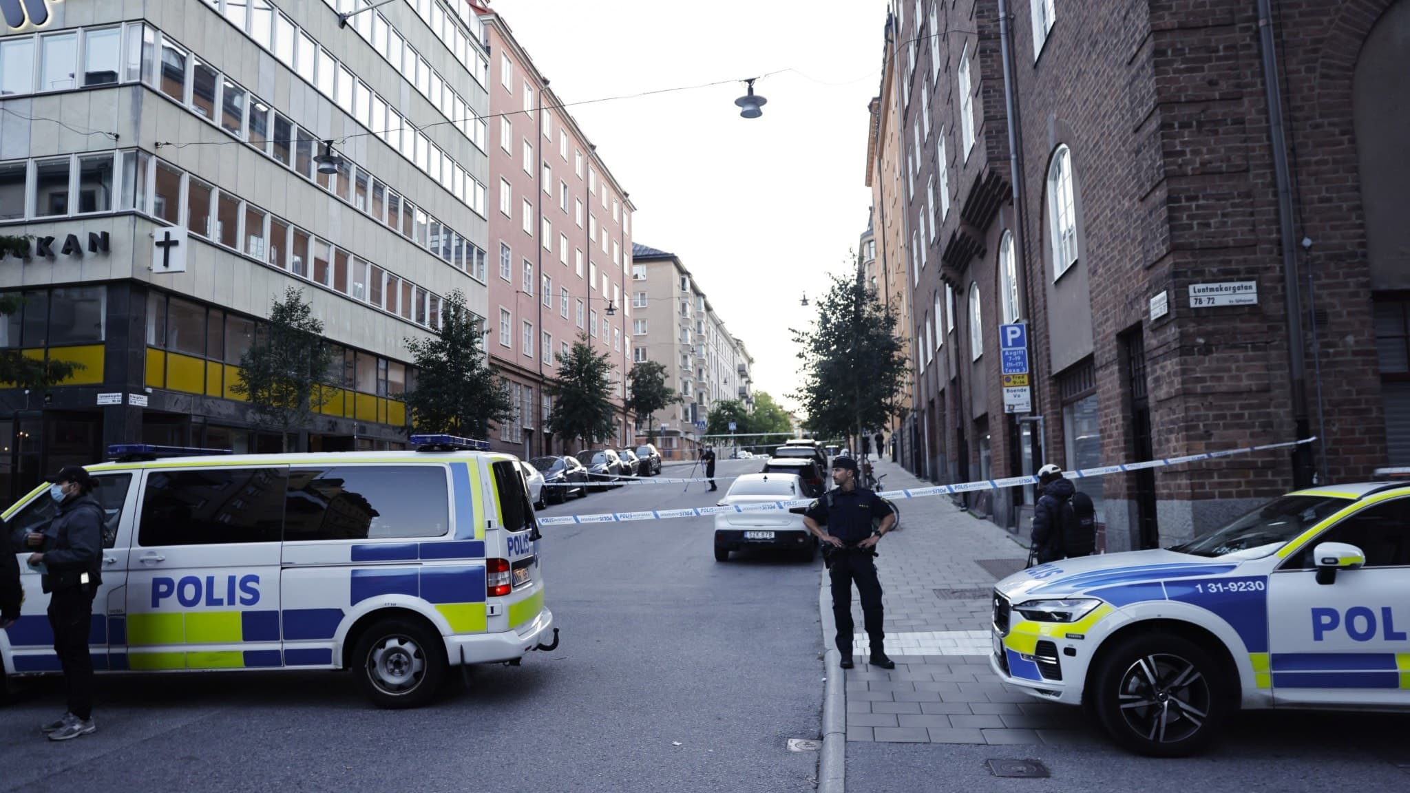 Polisbilar samt polisavspärrning på gata i centrala Stockholm
