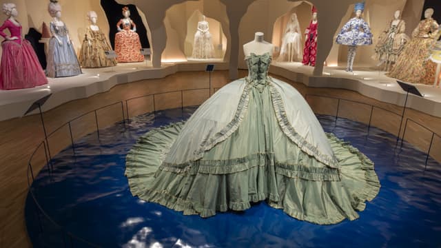 Några av de tidstypiska klänningar som visas upp på Victoria and Albert Museum, London från en pågående utställning om Marie Antoinette.