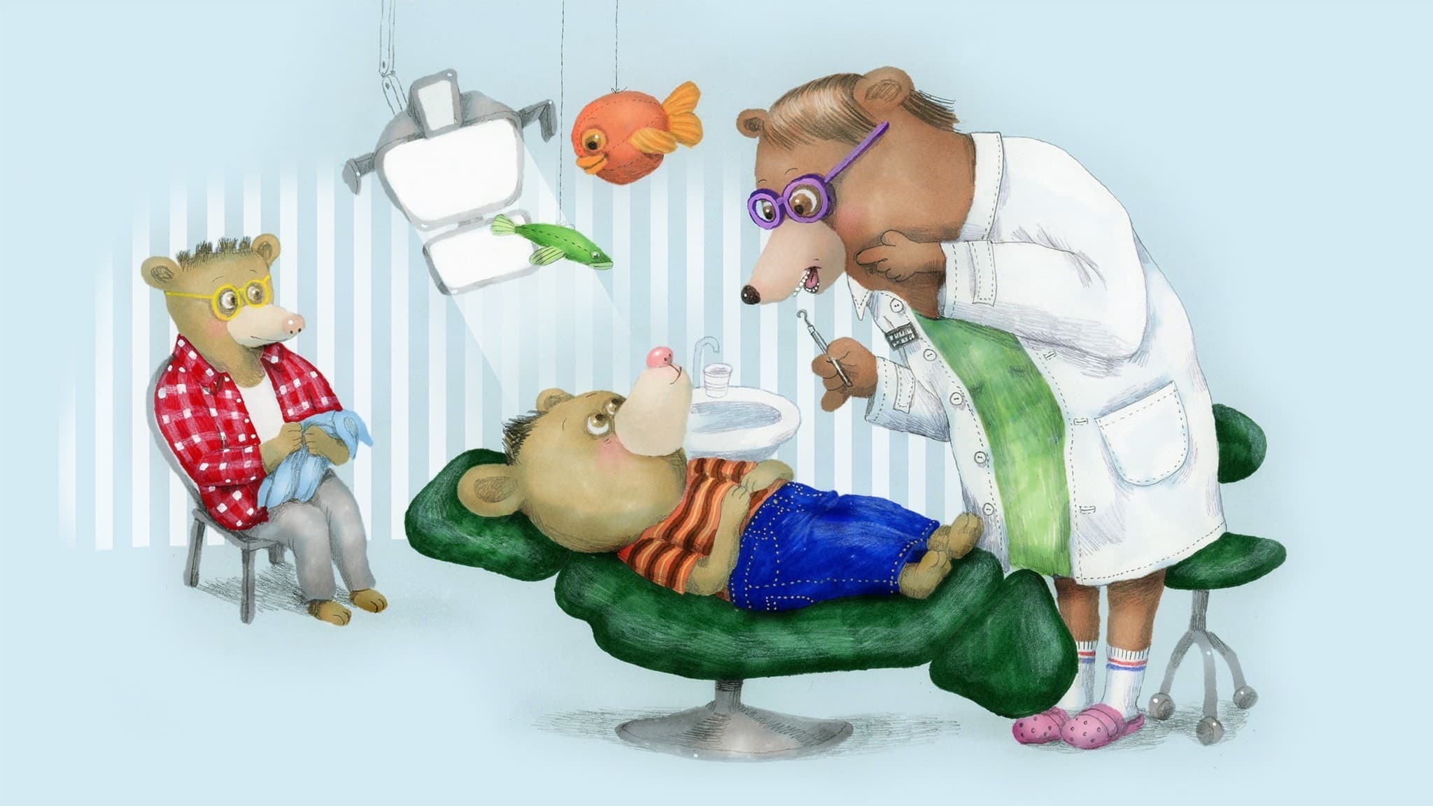 Nalle ligger i stolen hos tandläkaren. Tandläkaren vill att Nalle ska gapa, men Nalle vill hellre titta på fiskarna som hänger i taket. Illustration: Lotta Geffenblad