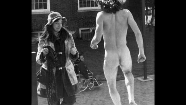 Man springer naken bland folk, gör en så kallad streaking.