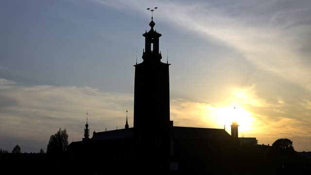 Solen går ner bakom Stockholms stadshus