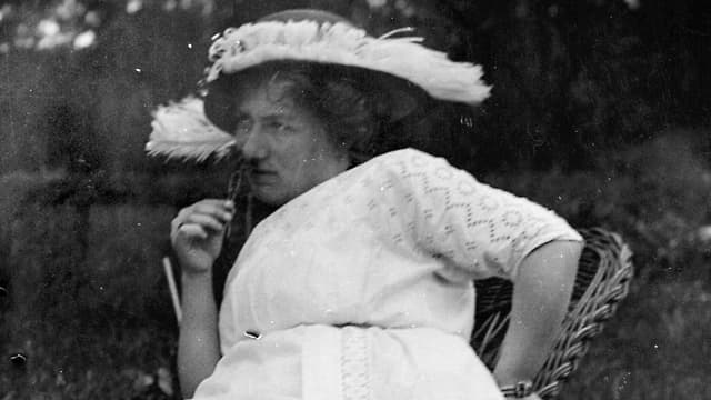En pösmunkigt bakåtlutad Edith Södergran 1913