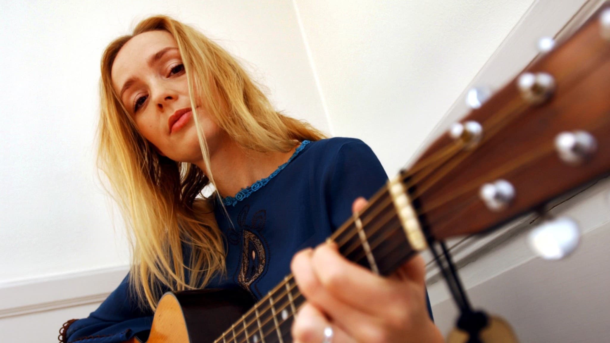 Lisa Ekdahl med en gitarr