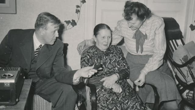 Inspelning år 1950. Folke Hedblom intervjuar Kajsa Söder i Bergsjö, Hälsingland.