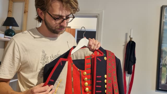 Erik Bäckström med sin nya Delsbodräkt. Han var på tio besök hos skräddaren under ett och ett halvt år innan den var klar. 