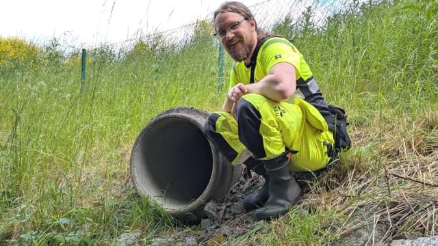 Ekologen Rune Sørås vid en av vägtrummorna där han har sina kamerafällor.