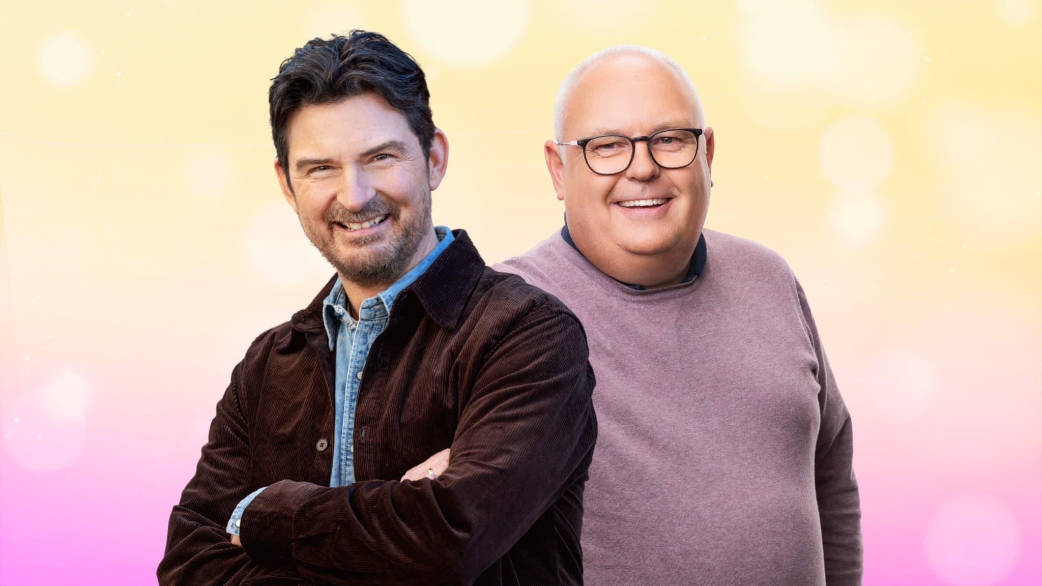 Morgan Larsson och Lasse Persson, programledare för P4 för Världens Barn, tittar in i kameran och ler.