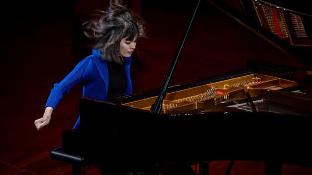 Alice Sara Ott är solist Ravels Pianokonsert G-dur.
