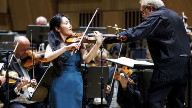 Violinisten Bomsori Kim med Malmö Symfoniorkester och med Martyn Brabbins på dirigentpulten.