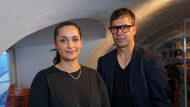 Rojda Sekersöz, regissör, och Martin Wicklin, Söndagsintervjuns programledare.