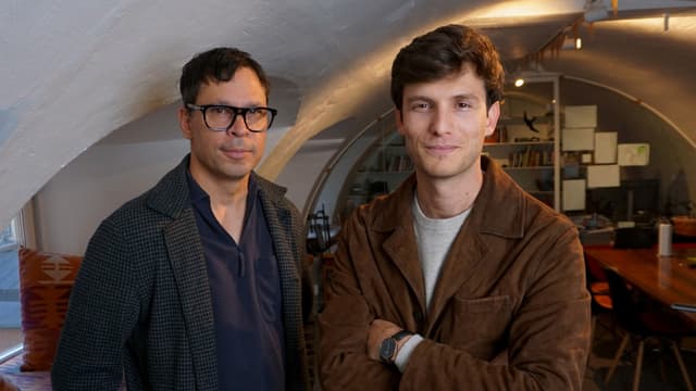 Martin Wicklin, Söndagsintervjuns programledare, och Omar Alshogre, människorättsaktivist.