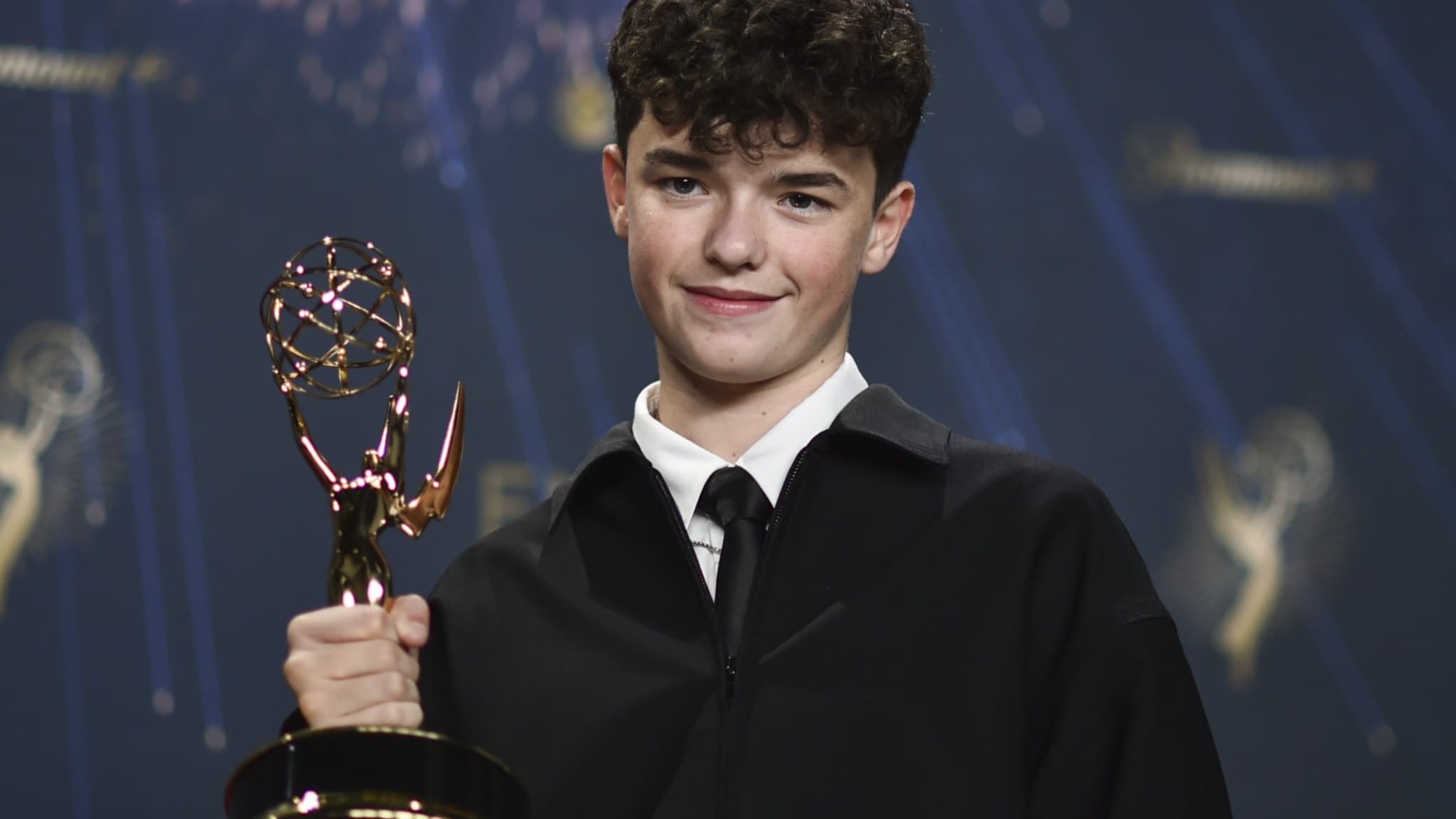 Owen Cooper poserar med sin Emmy-statyett för bästa manliga biroll i en begränsad serie eller film för ”Adolescence” i pressrummet under 77:e Primetime Emmy Awards i Los Angeles.