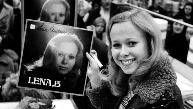 Lena Andersson visar stolt upp sin debutplatta som låg på Kvällstoppen 1971