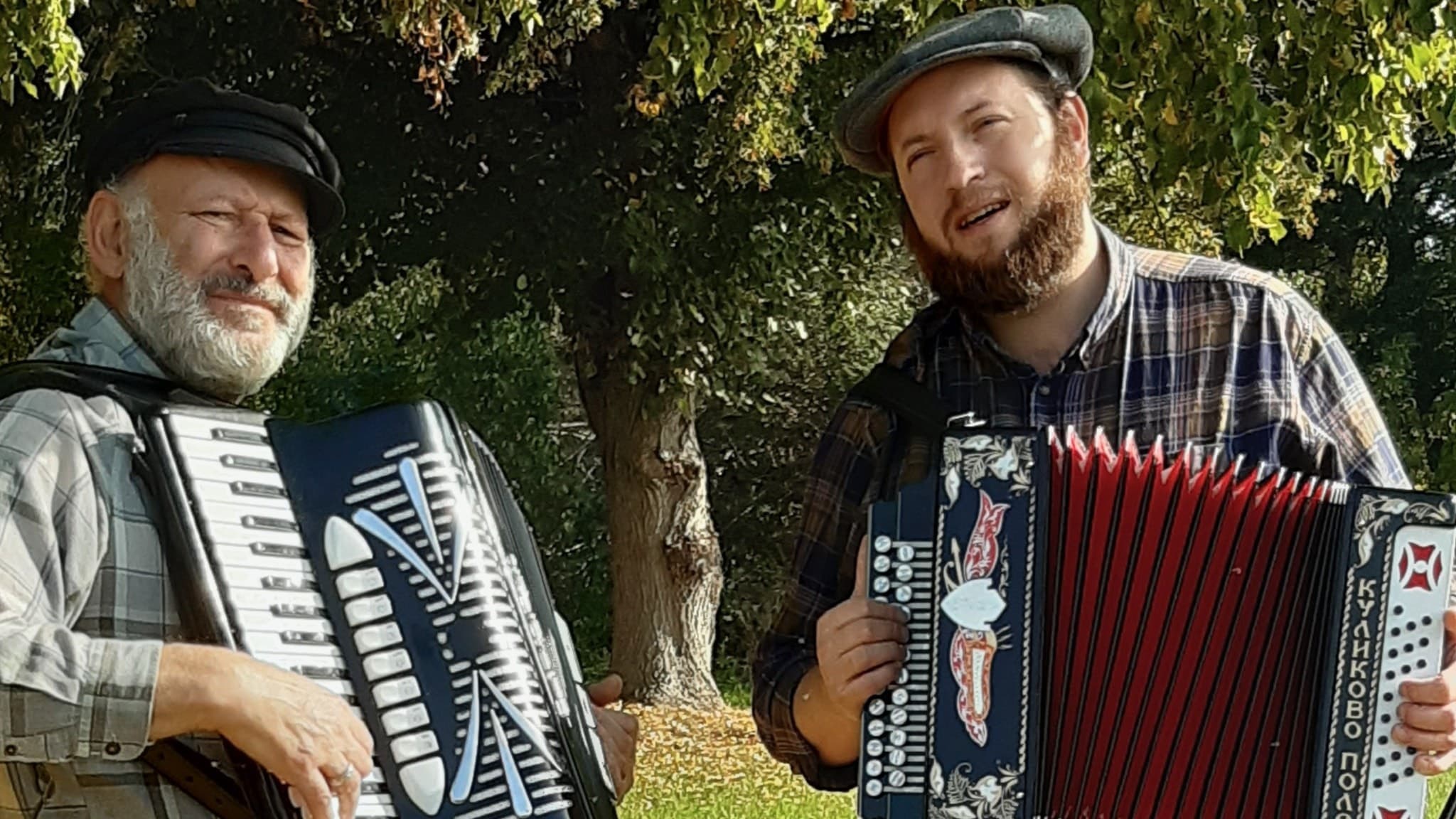 Peter David och Jean Hessel med var sitt dragspel på magen.