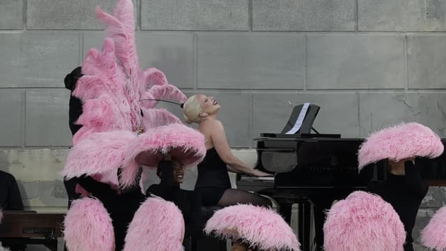 Lady Gaga uppträder på öppnings cermonin av OS i Paris 2024.