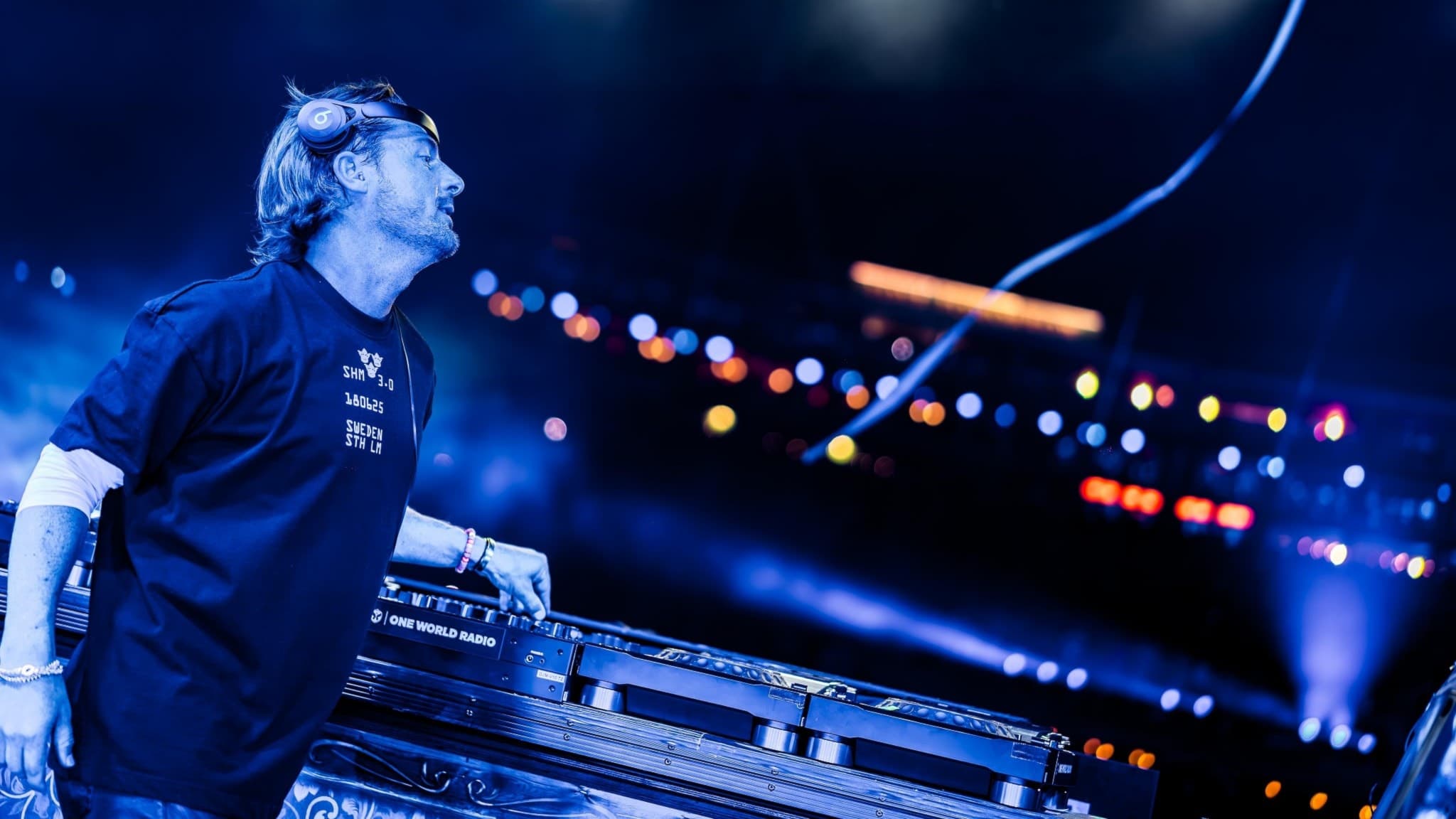 Bilden visar ett foto på Axwell som spelar på största scenen på Tomorrowland 2025.