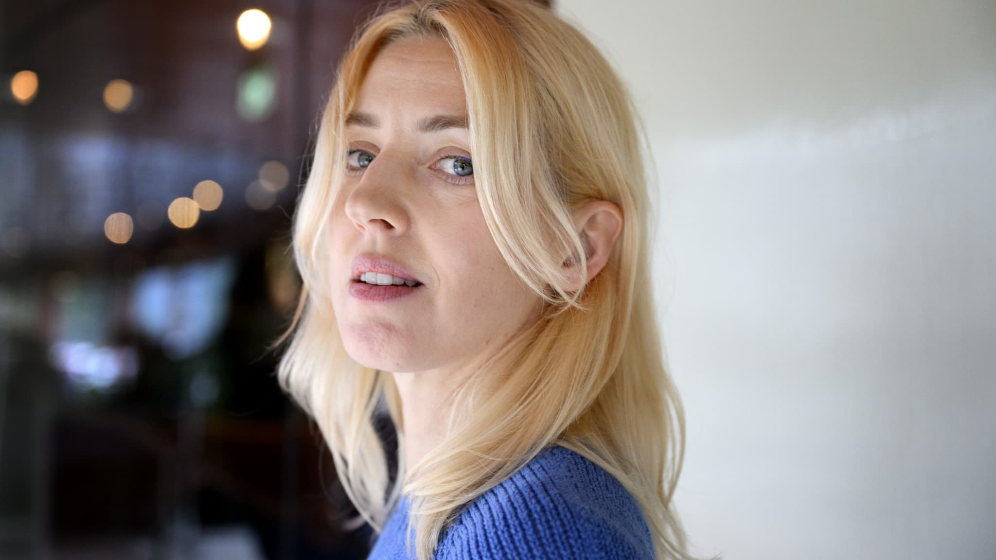Sångerskan Veronica Maggio i blå tröja tittar in i kameran.