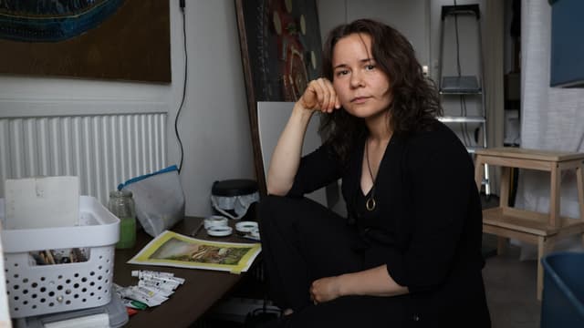Inga Wiktoria Påve sitter i sitt arbetsrum hemma i lägenheten i Vittangi.