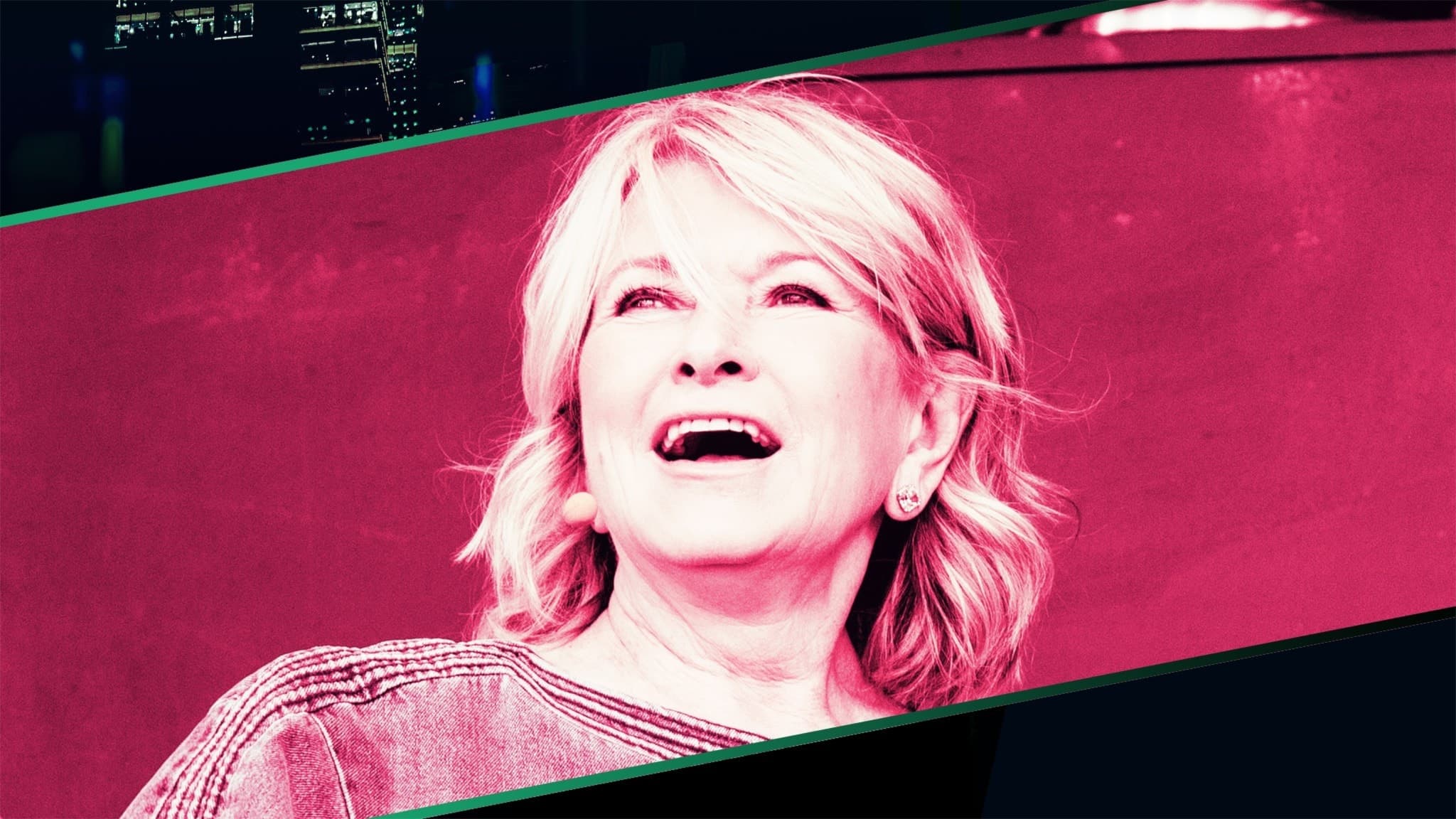 Martha Stewart blickar mot skyn. 