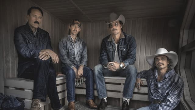 I bastun med Midland. Programledaren Mattias Hansson fick det hett om öronen när Texas-bandet ville intervju-basta.