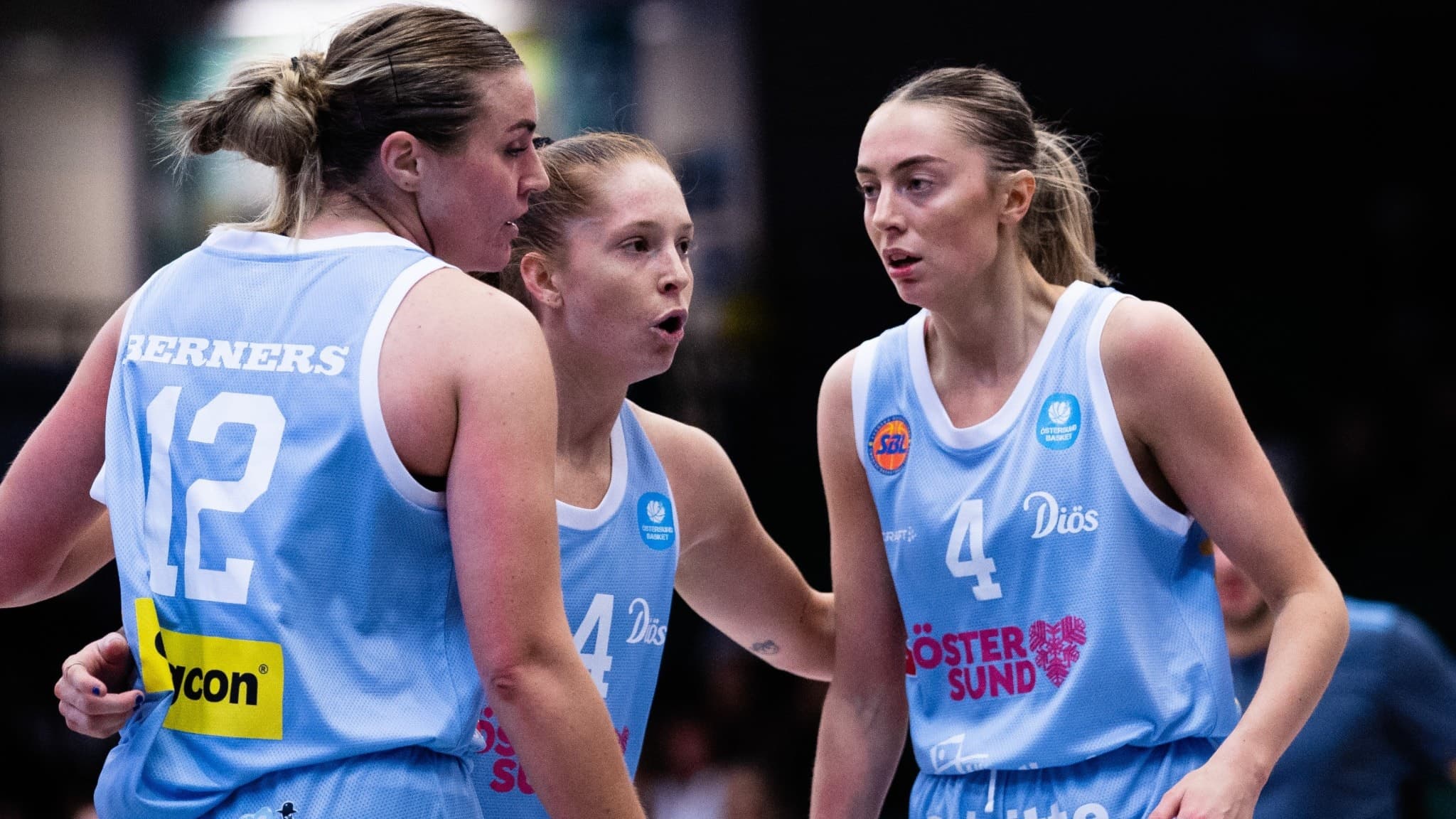 Liv Nord, Taya Burrows och Moa Lundqvist från Östersund Basket i ljusblå matchkläder ses samlade under en match i damernas SBL. 