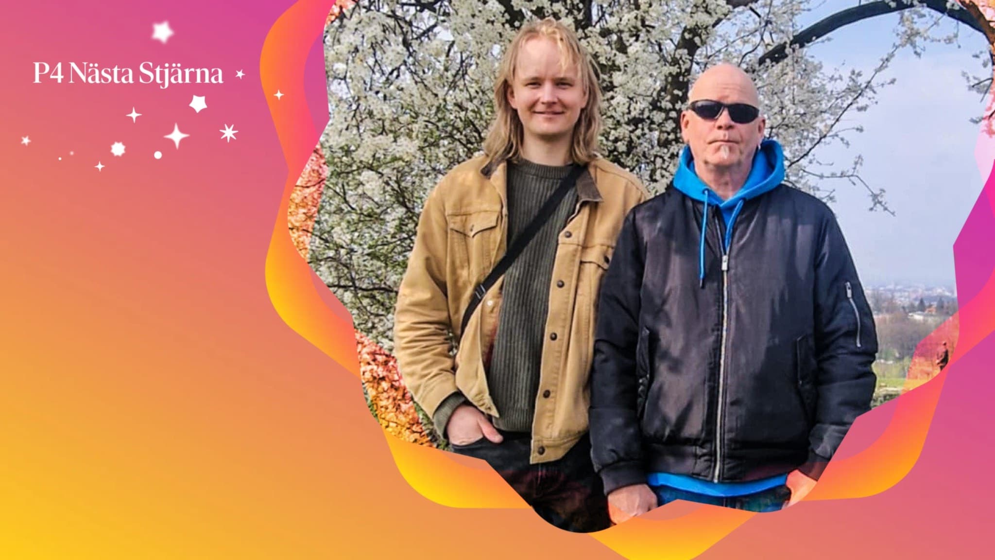 Två män står bredvid varandra utomhus och tittar in i kameran. Den ena har halvlångt hår, den andra bär solglasögon.