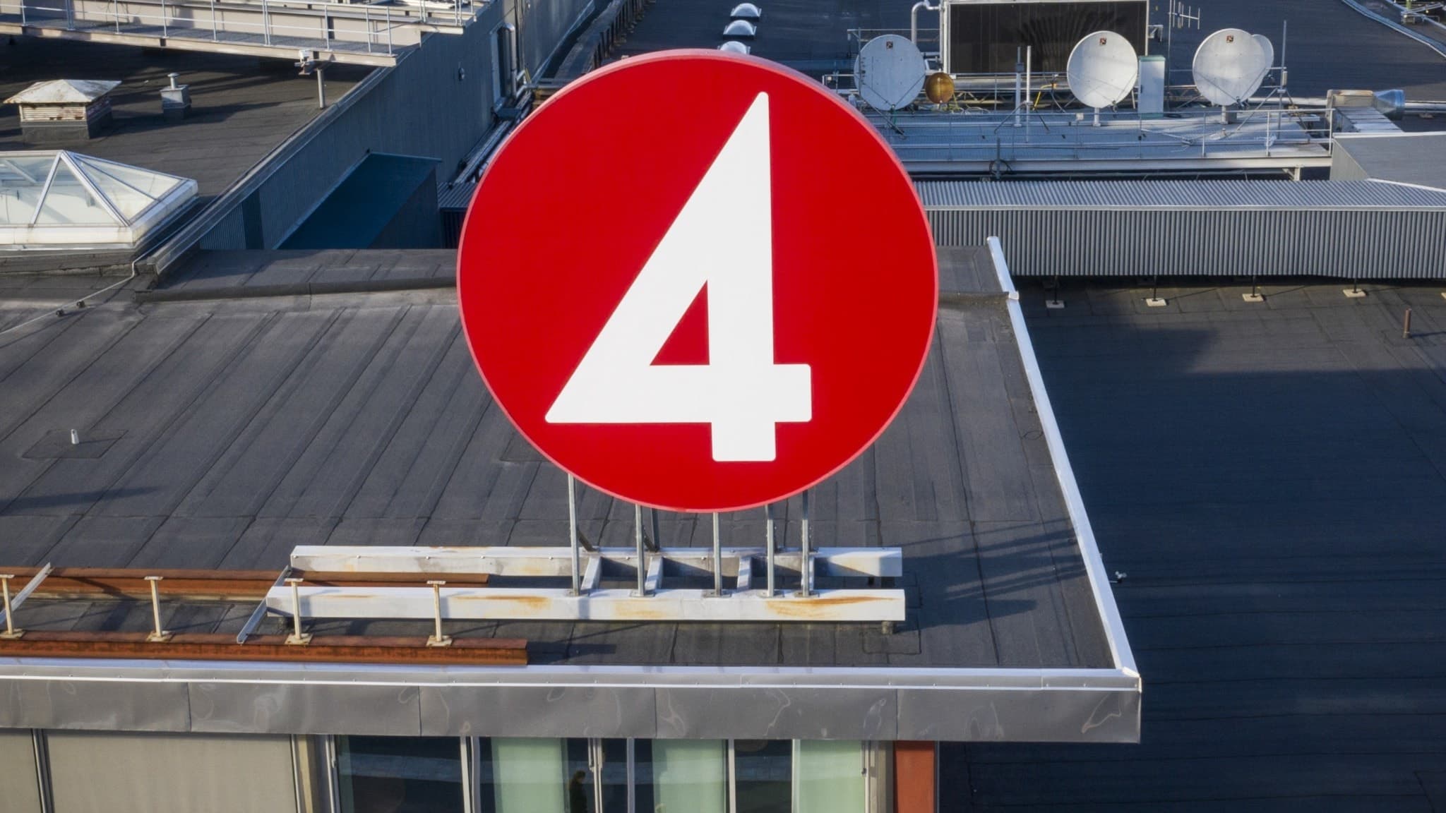 En skylt på ett tak.