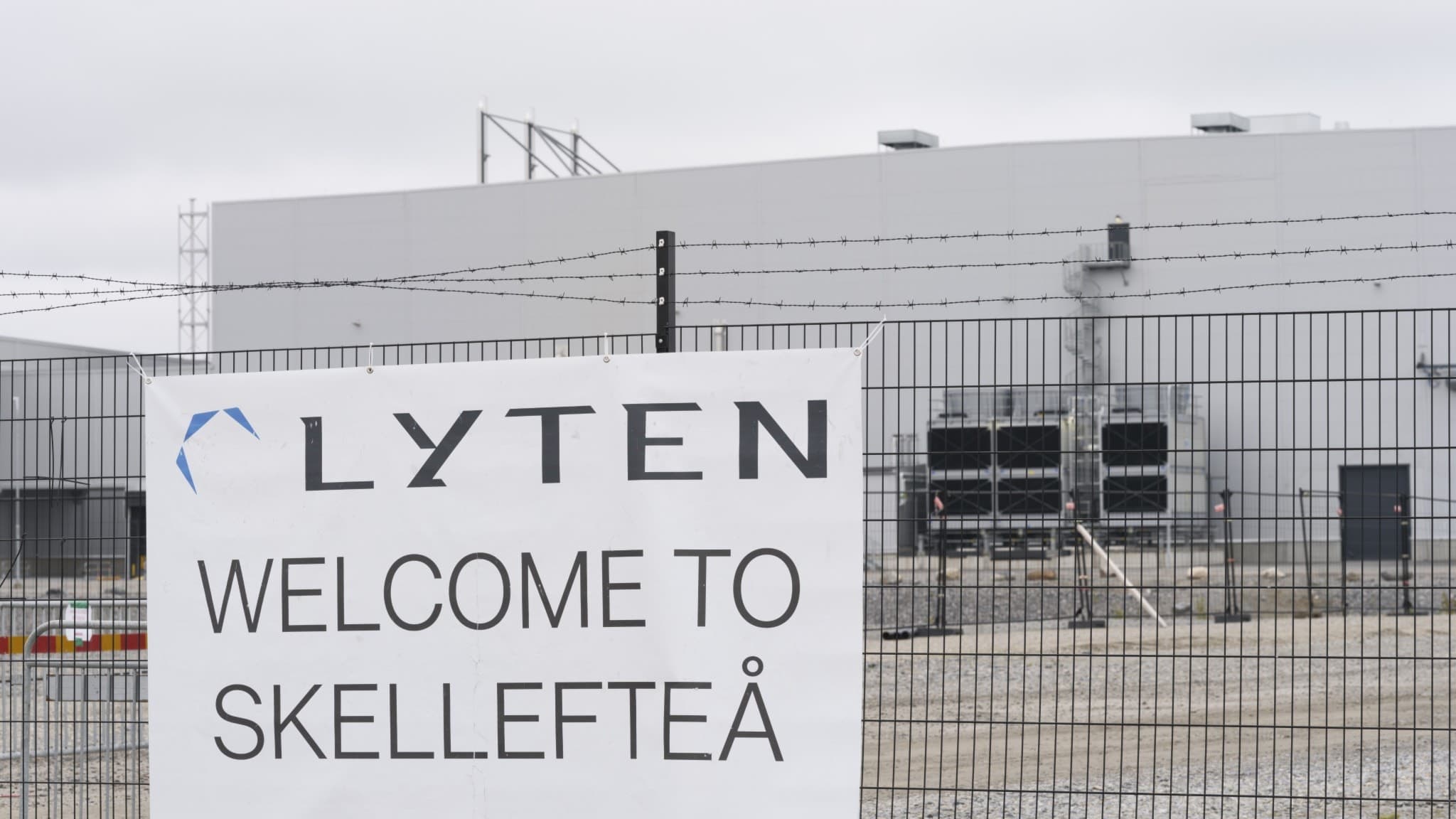 En stor industribyggnad med Lyten-logotyp och texten 'Welcome to Skellefteå' på en skylt i förgrunden. Batterifabriken tillhörde tidigare konkursade Northvolt och har nu köpts av Lyten.
