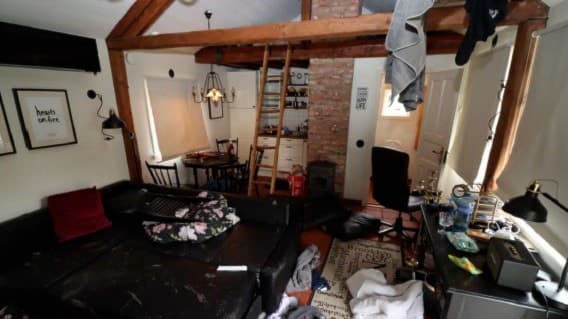 En stuga med stege och loft i trä. Foto: Polisens förundersökning.
