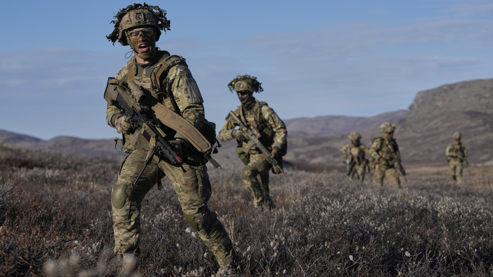 Danska militärer framför berg.