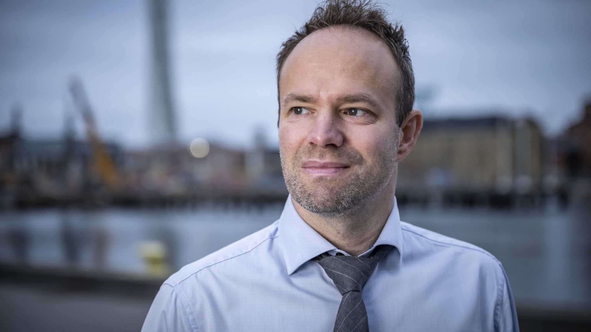 En man i en blå skjorta och mörk slips