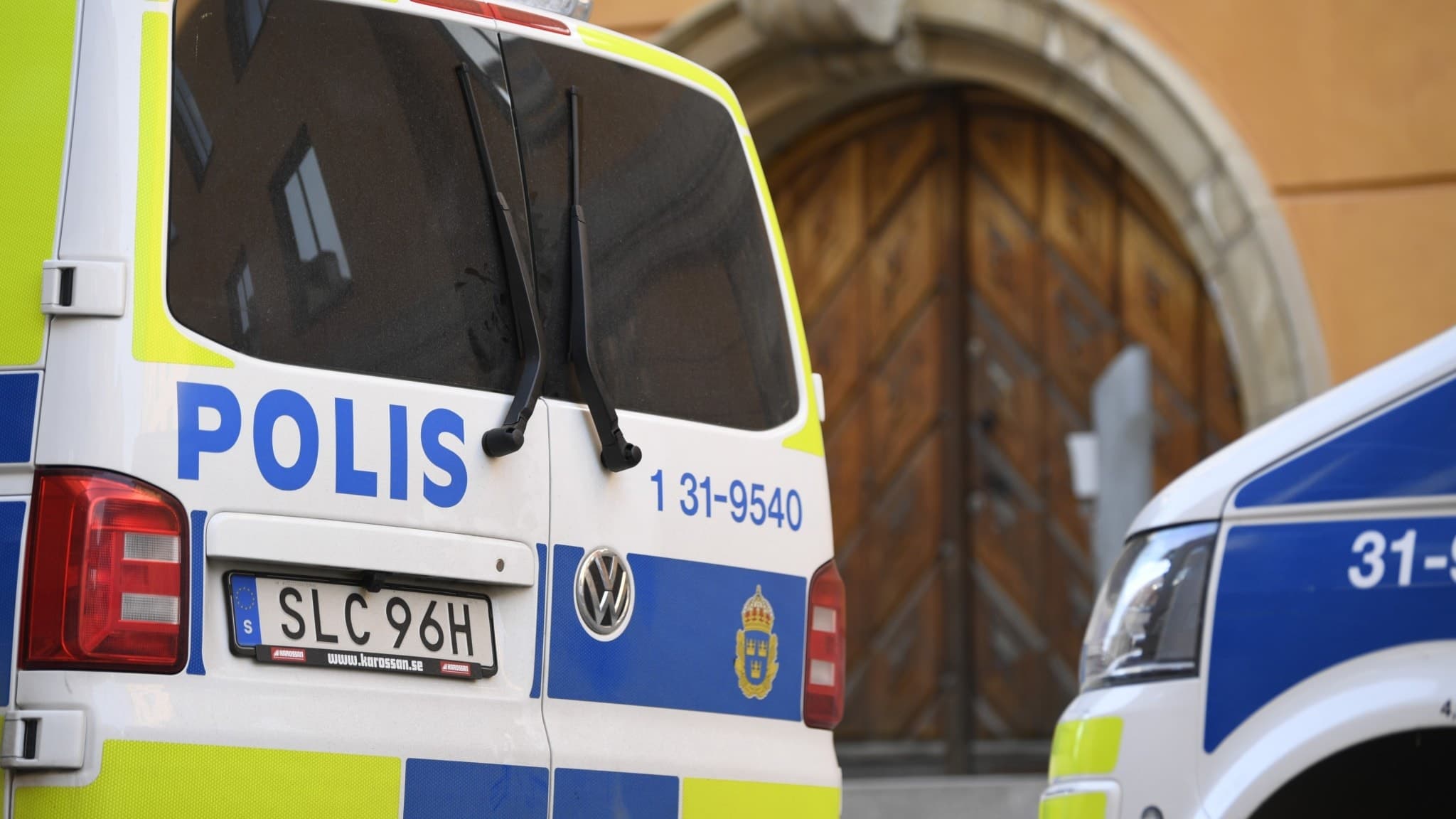Polisbil utanför Stockholms tingsrätt.