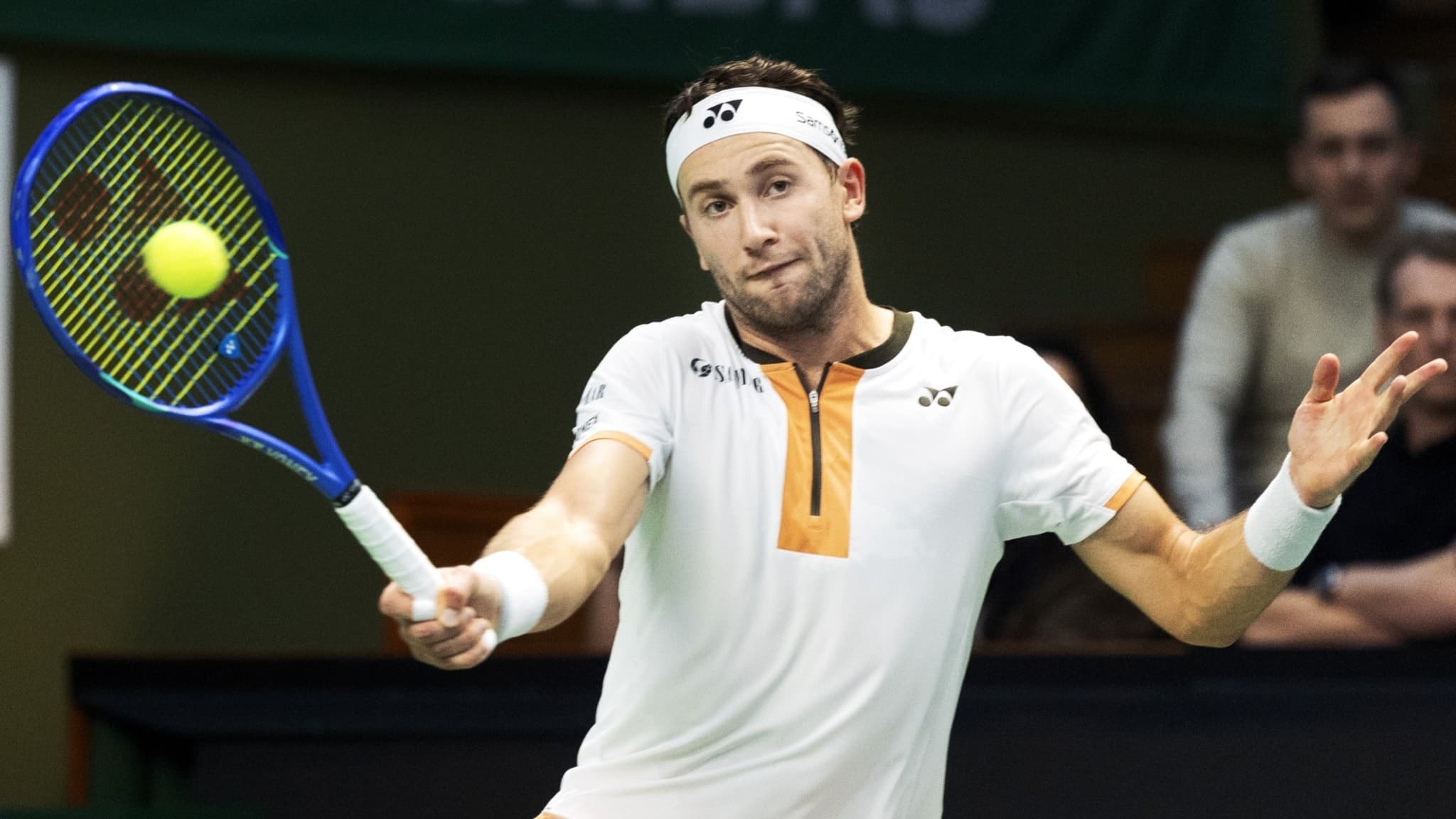 Casper Ruud med pannband och tennisracket.