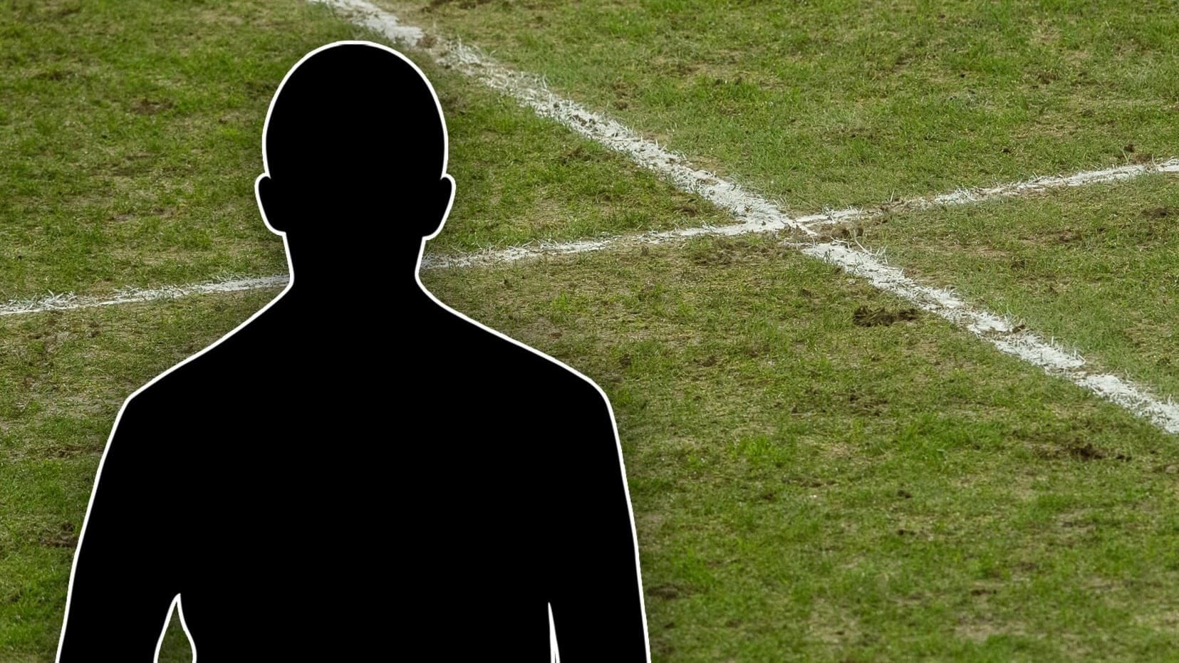En siluett av en person står framför en gräsplan med vita linjer som markerar spelytor, vilket antyder en sportslig miljö, exempelvis en fotbolls- eller rugbyplan.