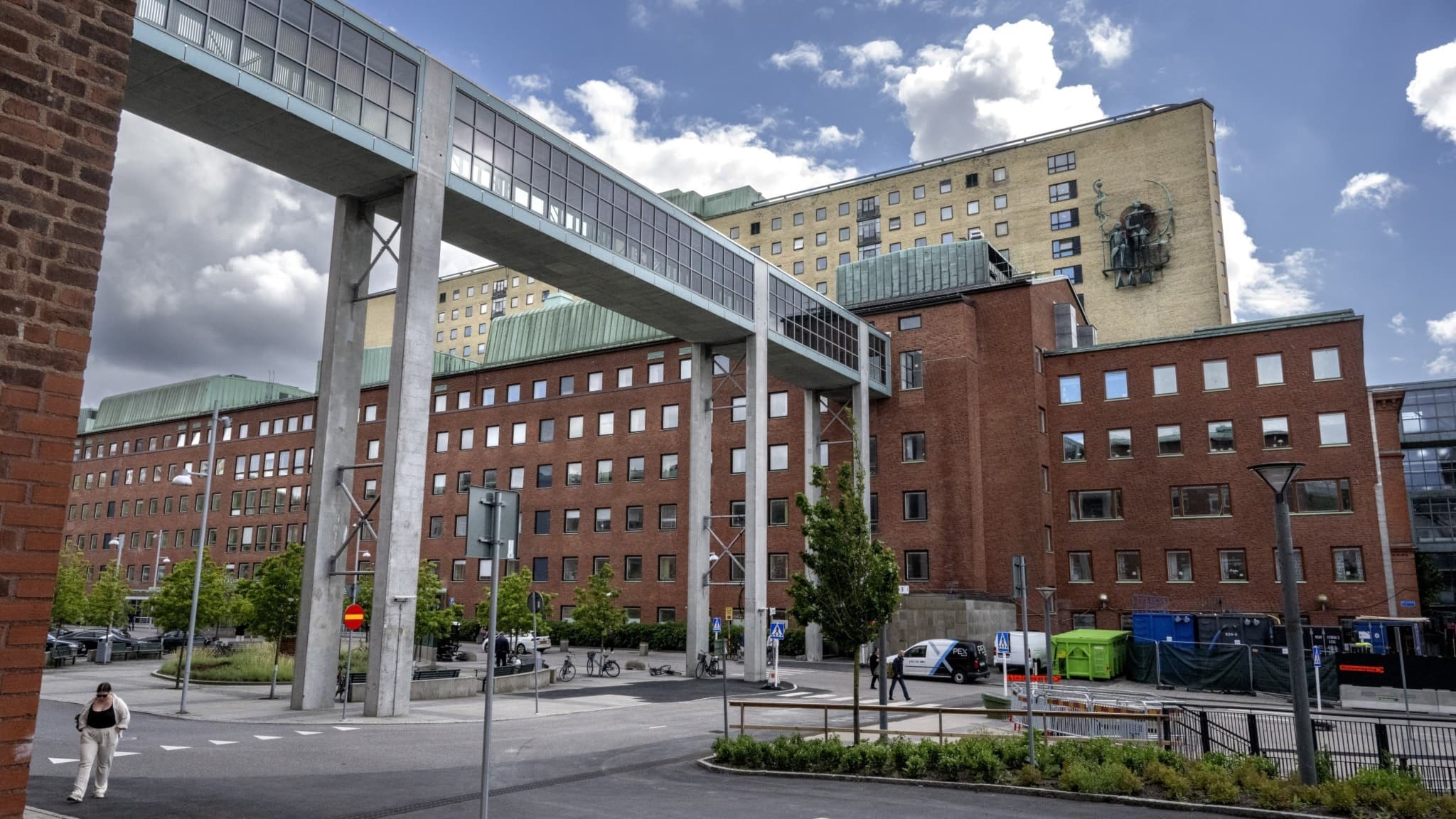 Sahlgrenska Universitetssjukhuset i Göteborg, en stor byggnad med tegel och glas, omgiven av grönska och gator. Sjukhuset är i fokus efter rapporter om försvunna värdesaker.