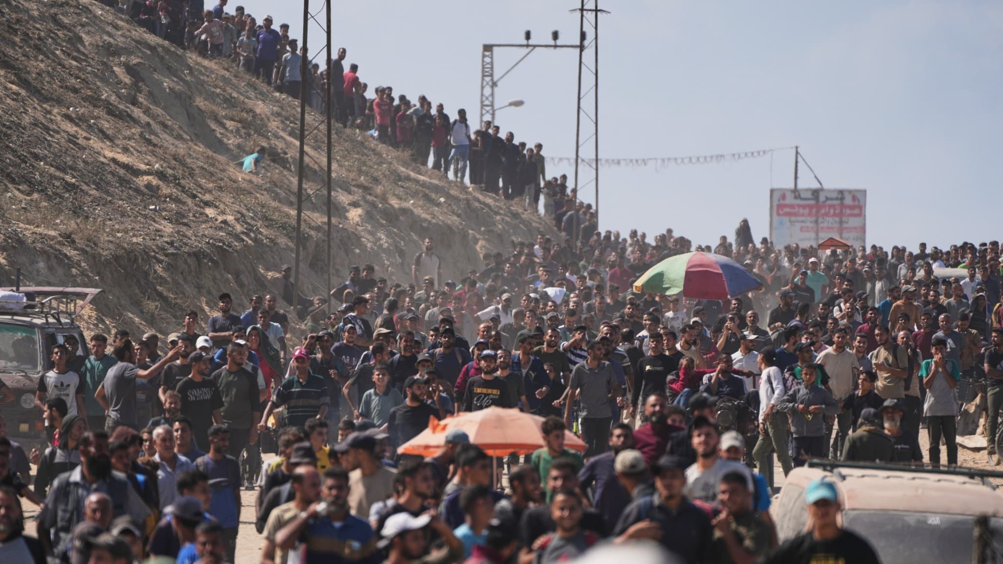Hundratals fördrivna palestinier går längs en dammig kustväg nära Wadi Gaza i centrala Gaza, på väg mot norra Gaza efter en överenskommen paus i konflikten mellan Israel och Hamas.