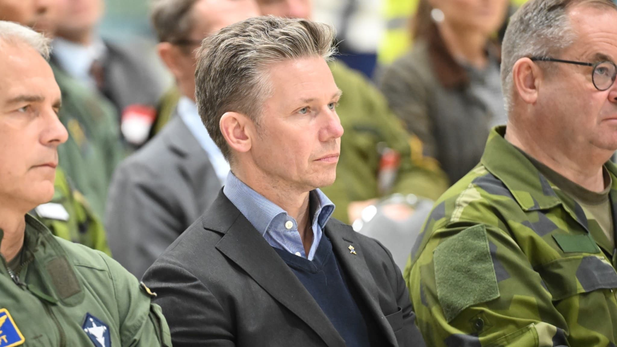 Försvarsminister Pål Jonson sitter mellan flygvapenchefen Jonas Wikman och överbefälhavare Michael Claesson.