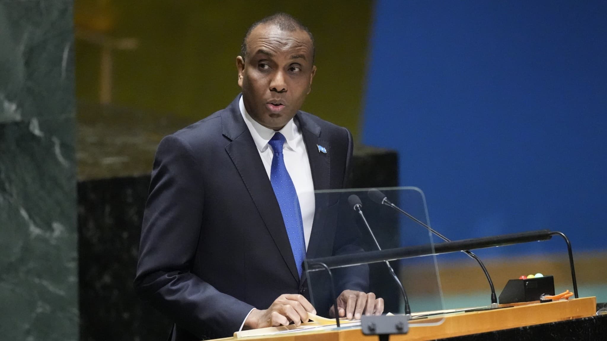Somalias premiärminister vid ett podium.