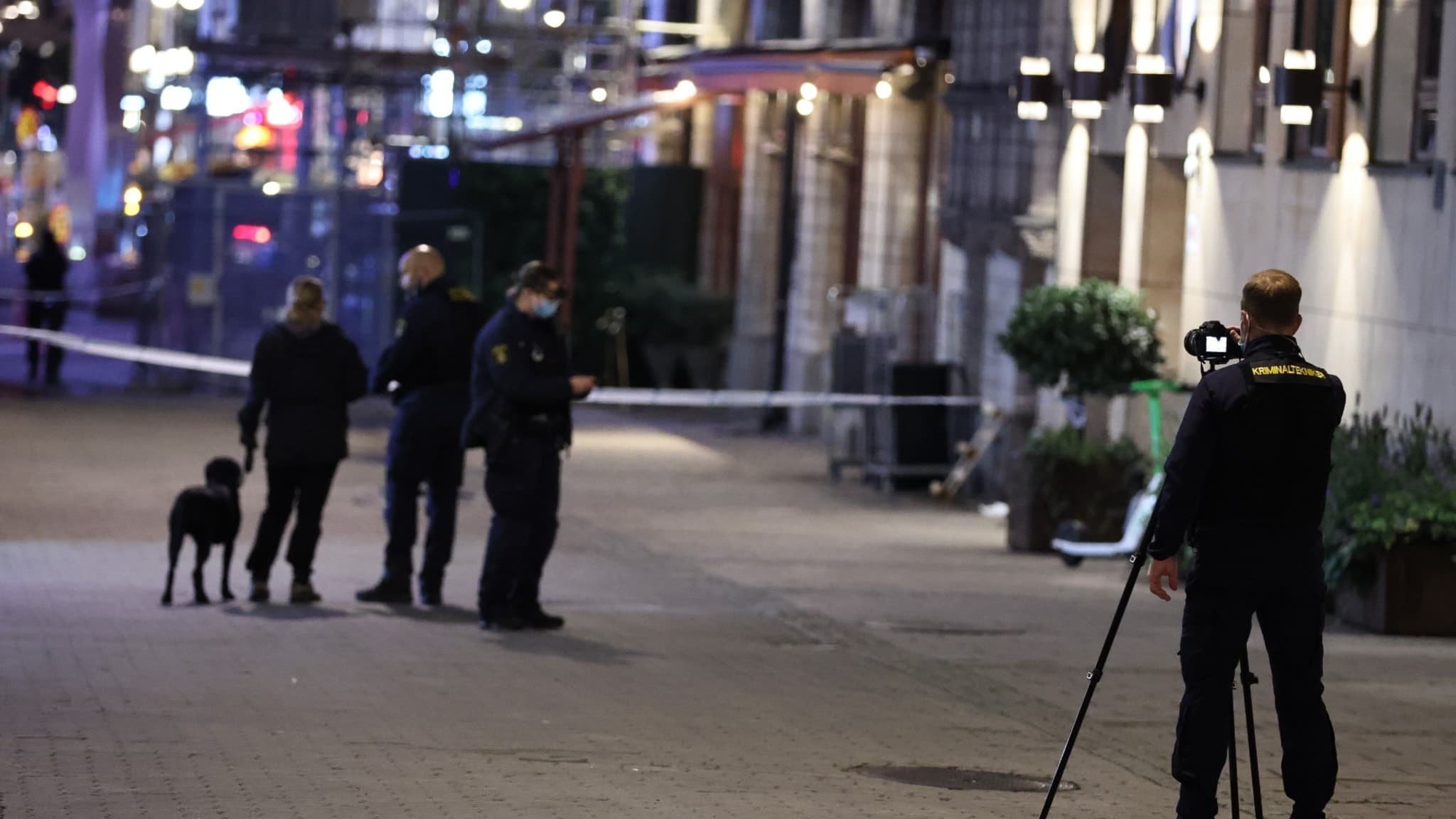 Polisen undersöker brottsplatsen på Stureplan.