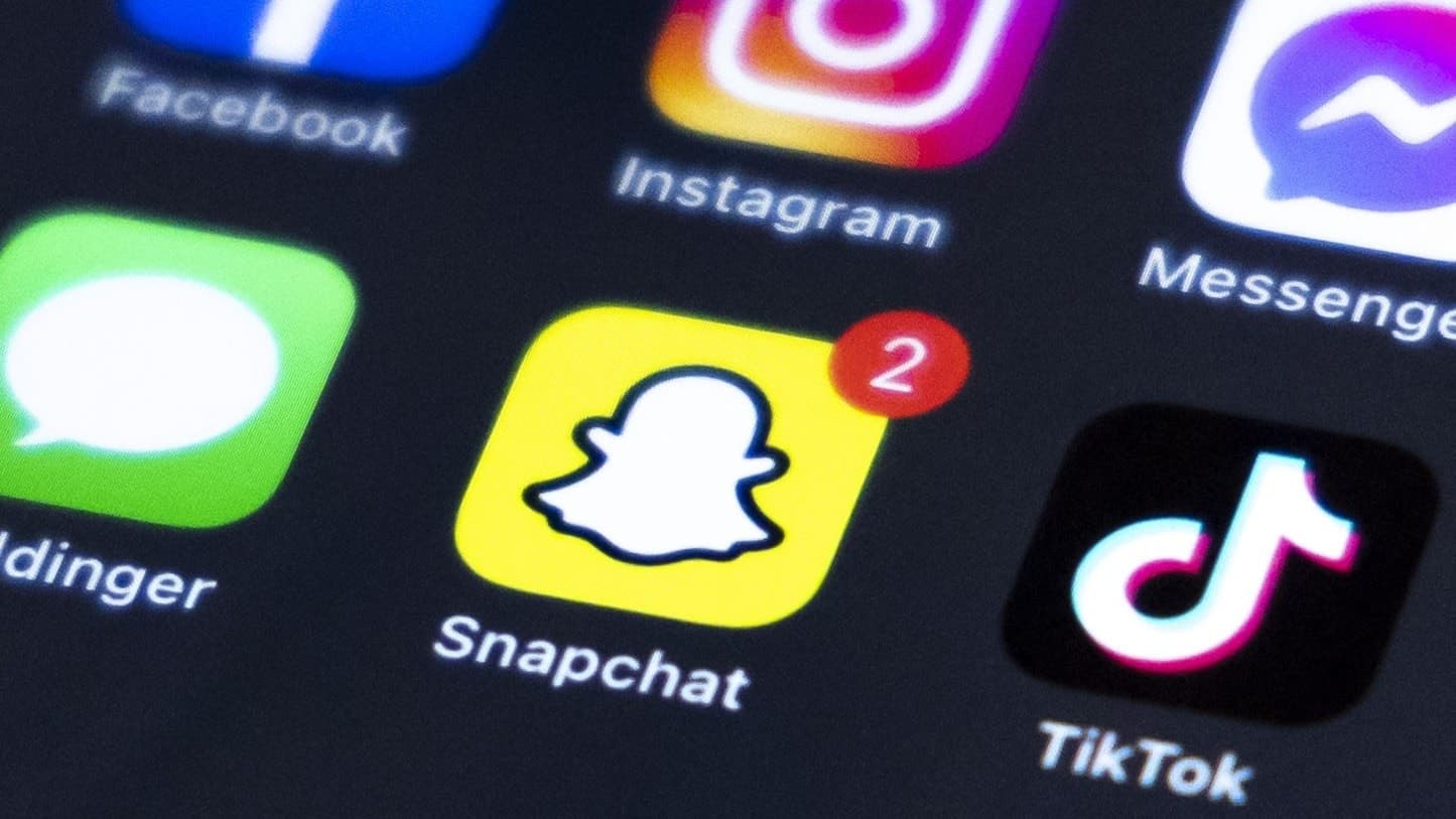 Närbild på en mobilskärm med flera sociala medieappar.