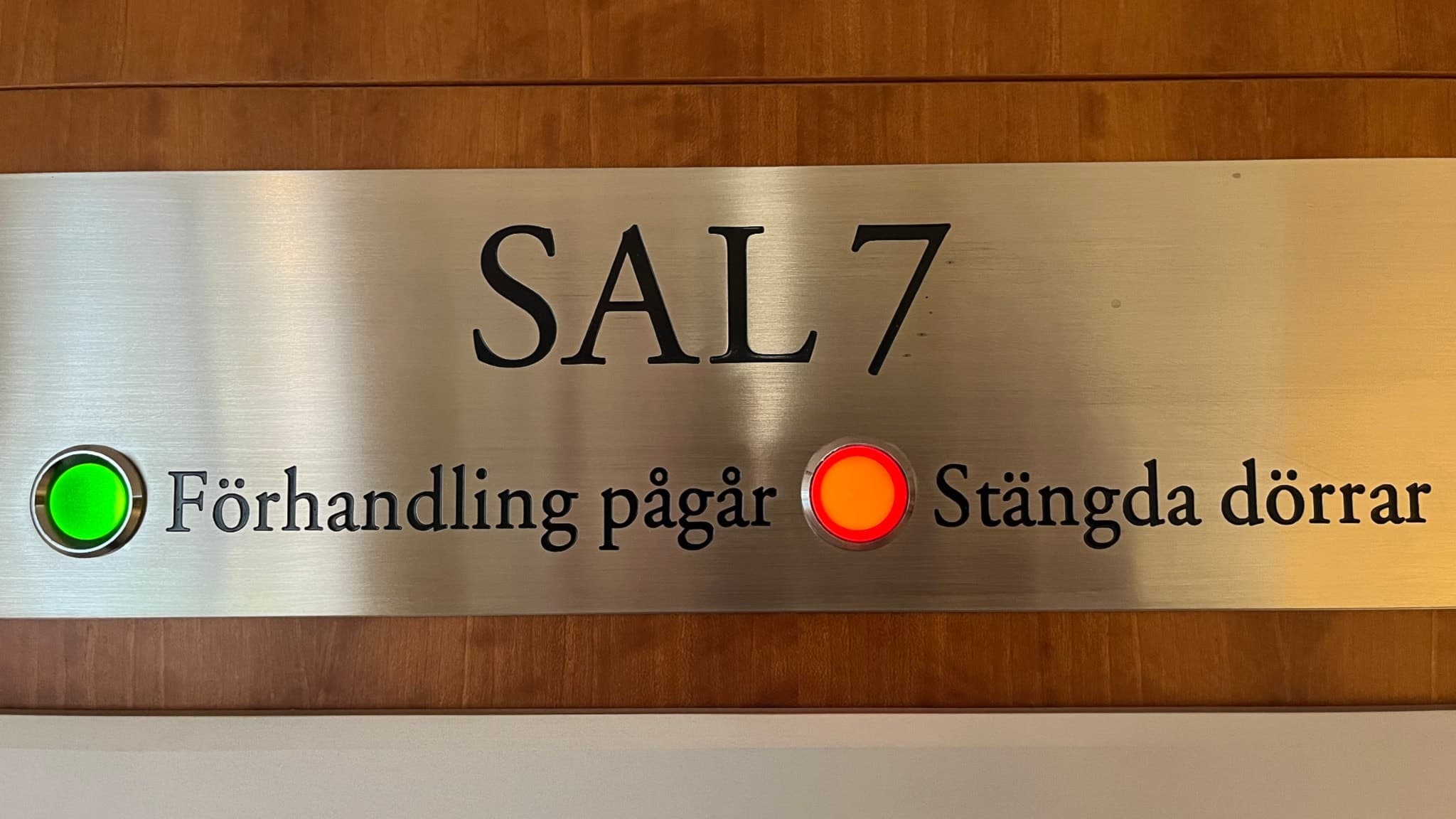 Förhandling pågår-skylt med en grön och en röd lampa som lyser. Skylten sitter inne på Gävle Tingsrätt