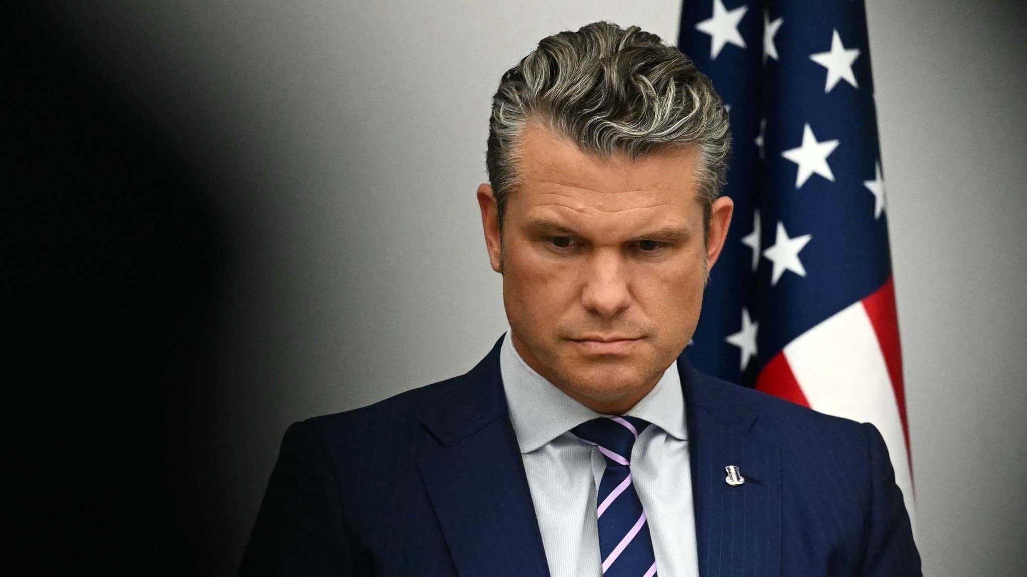 USA:s försvarsminister Pete Hegseth står framför en amerikansk flagga under ett möte vid NATO:s högkvarter i Bryssel, kopplat till Ukrainas försvarskontaktgrupp.