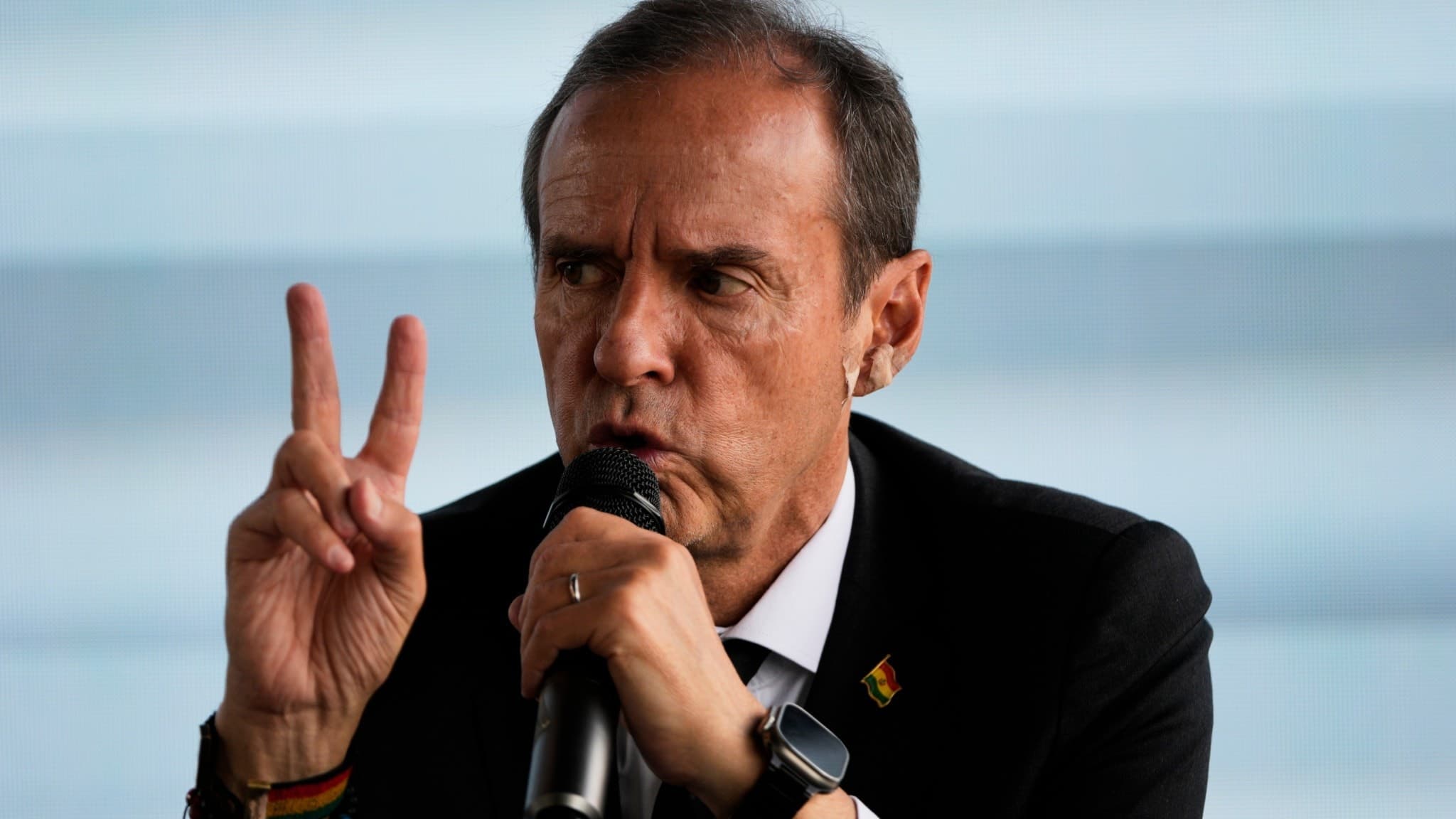Jorge Tuto Quiroga, Bolivias konservative expresident och presidentkandidat, håller en presskonferens i La Paz.