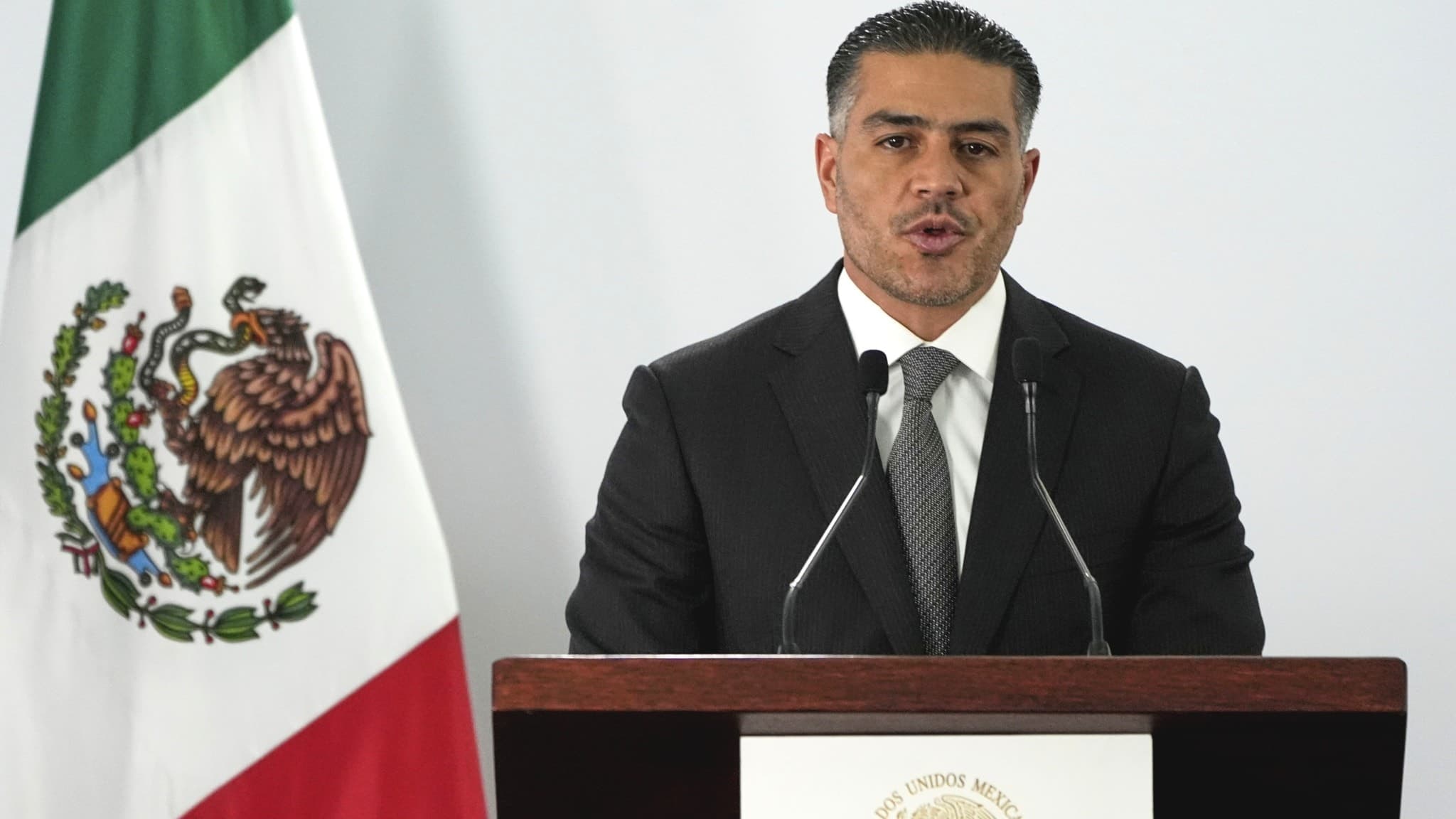 Mexikos säkerhetsminister Omar Garcia Harfuch håller en presskonferens.