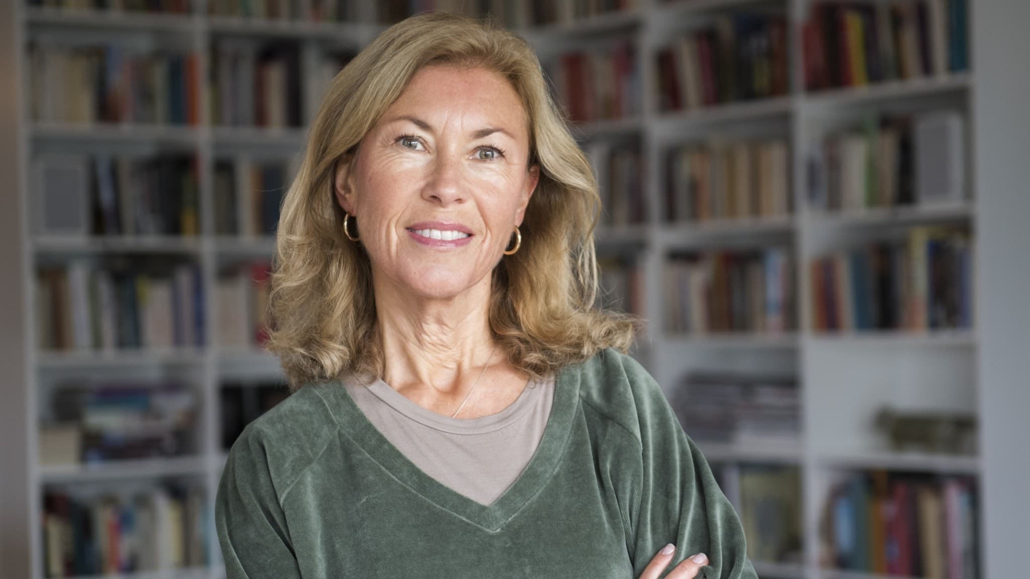 Åsa Melin framför bokhylla.