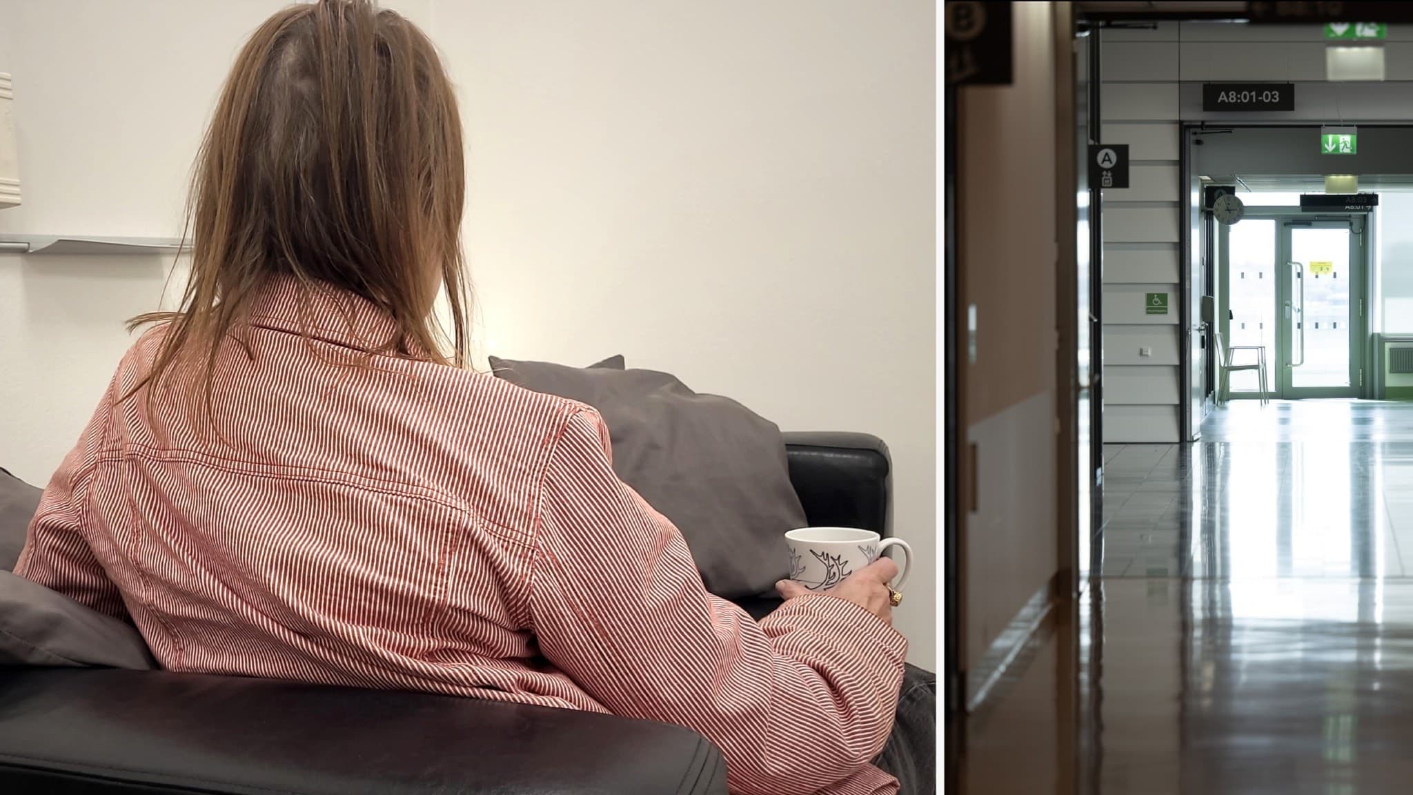 En person med långt hår och randig skjorta sitter i en soffa och håller en kopp. Till höger syns en tom korridor med vita väggar och dörrar, samt en klocka på väggen som visar 13:58.