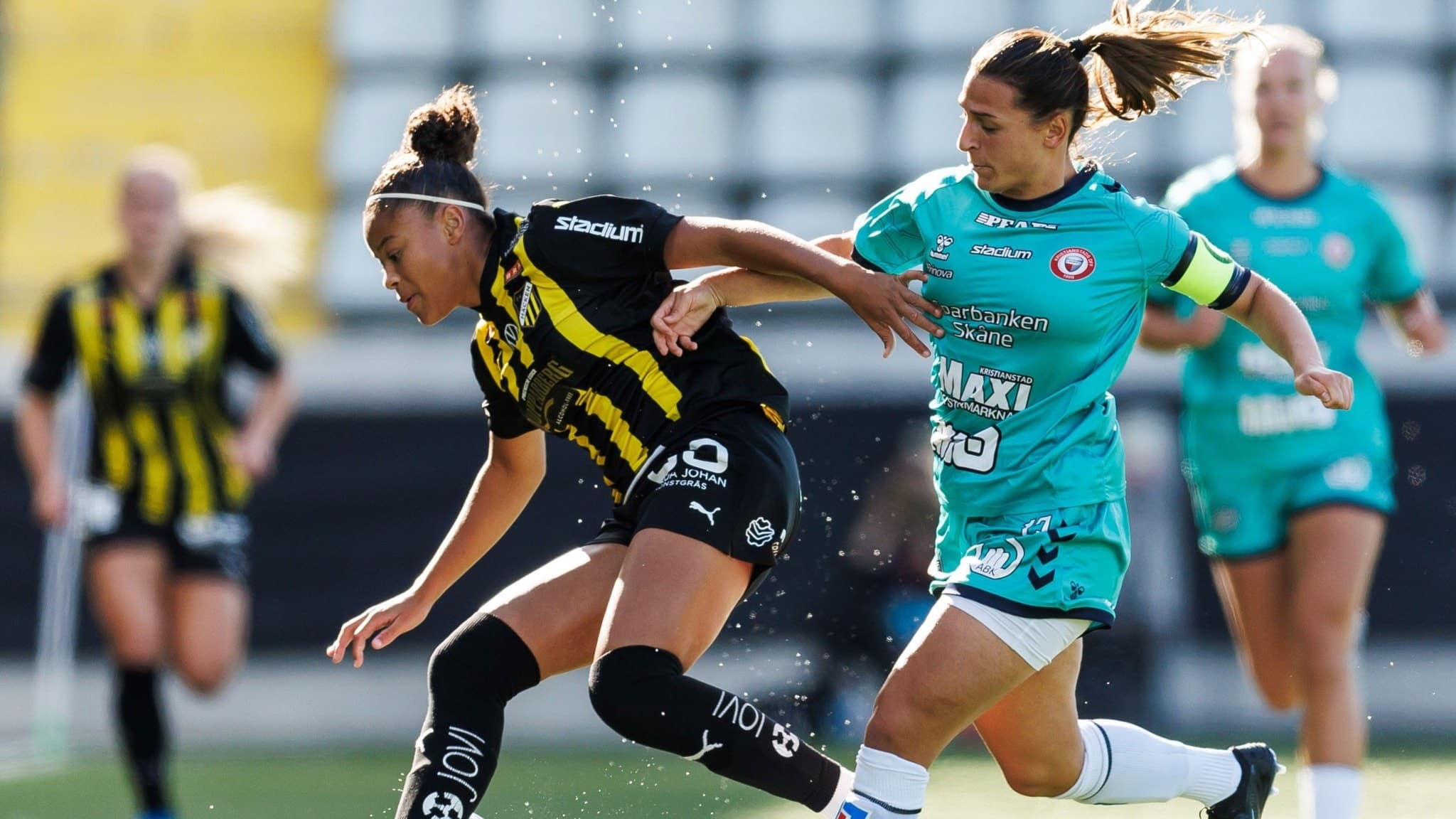 250906 Häckens Felicia Schröder och Kristianstads Emma Petrovic under fotbollsmatchen i Damallsvenskan mellan Häcken och Kristianstad den 6 september 2025 i Göteborg.
Foto: MICHAEL ERICHSEN/Bildbyrån