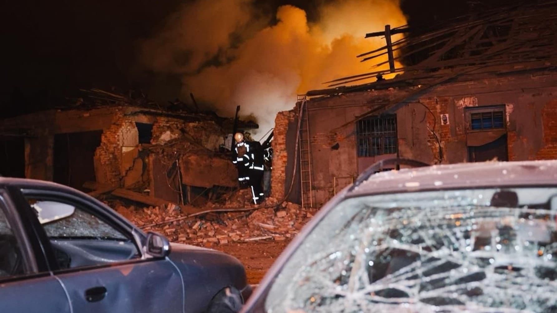 Räddningsarbetare släcker en brand vid ett sjukhus i Charkiv, Ukraina.